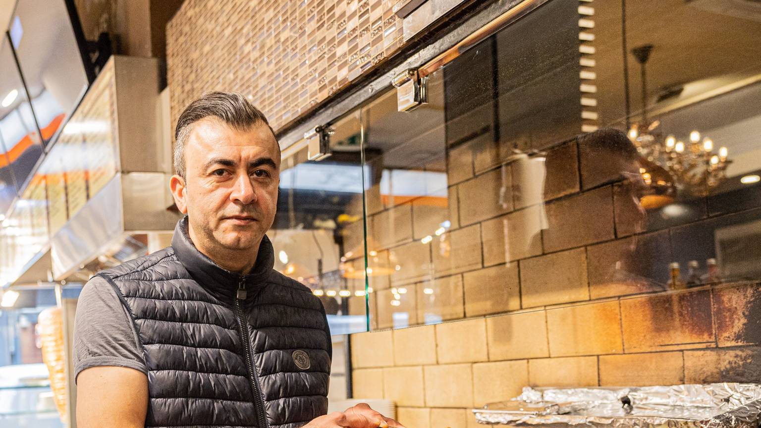 Mehmet Harmanci an seinem Grill am Kölner Eigelstein.