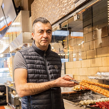 Mehmet Harmanci an seinem Grill am Kölner Eigelstein.