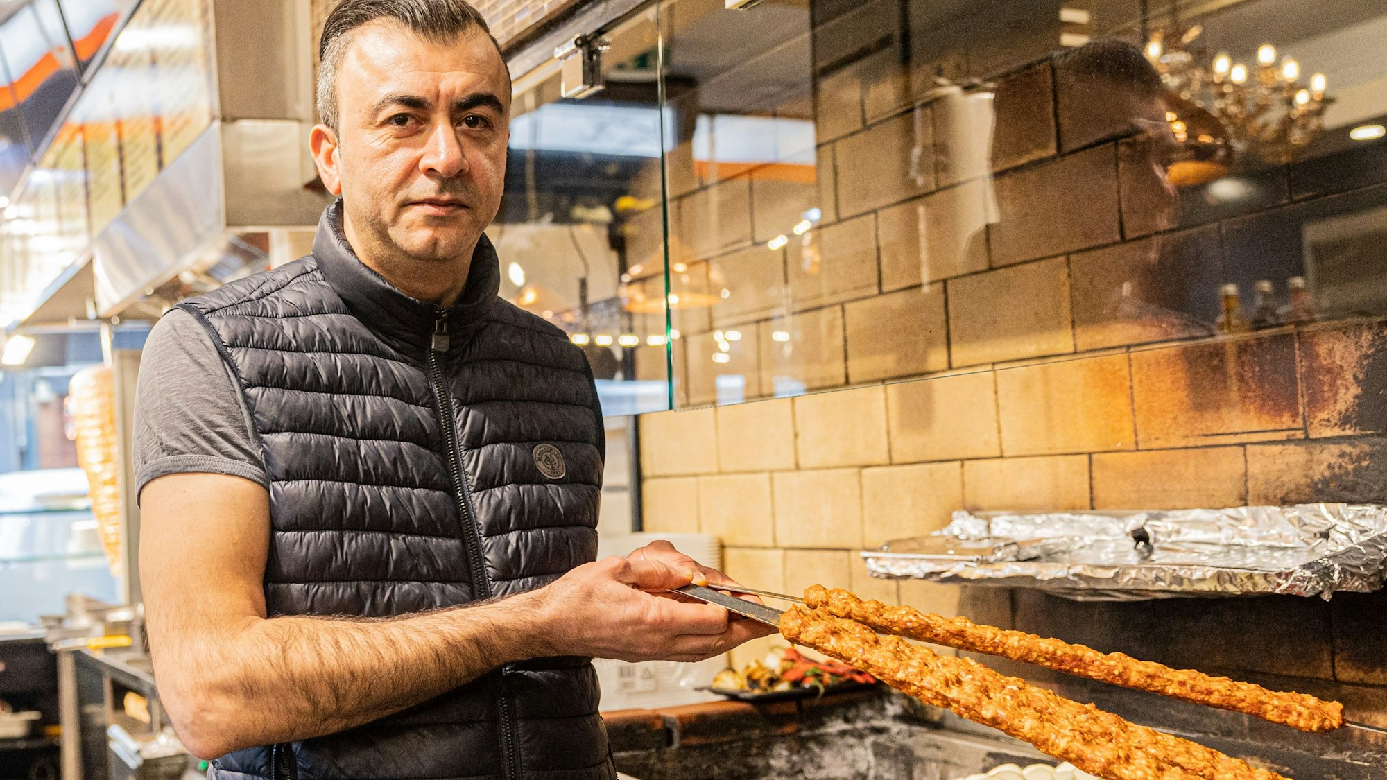 Mehmet Harmanci an seinem Grill am Kölner Eigelstein.