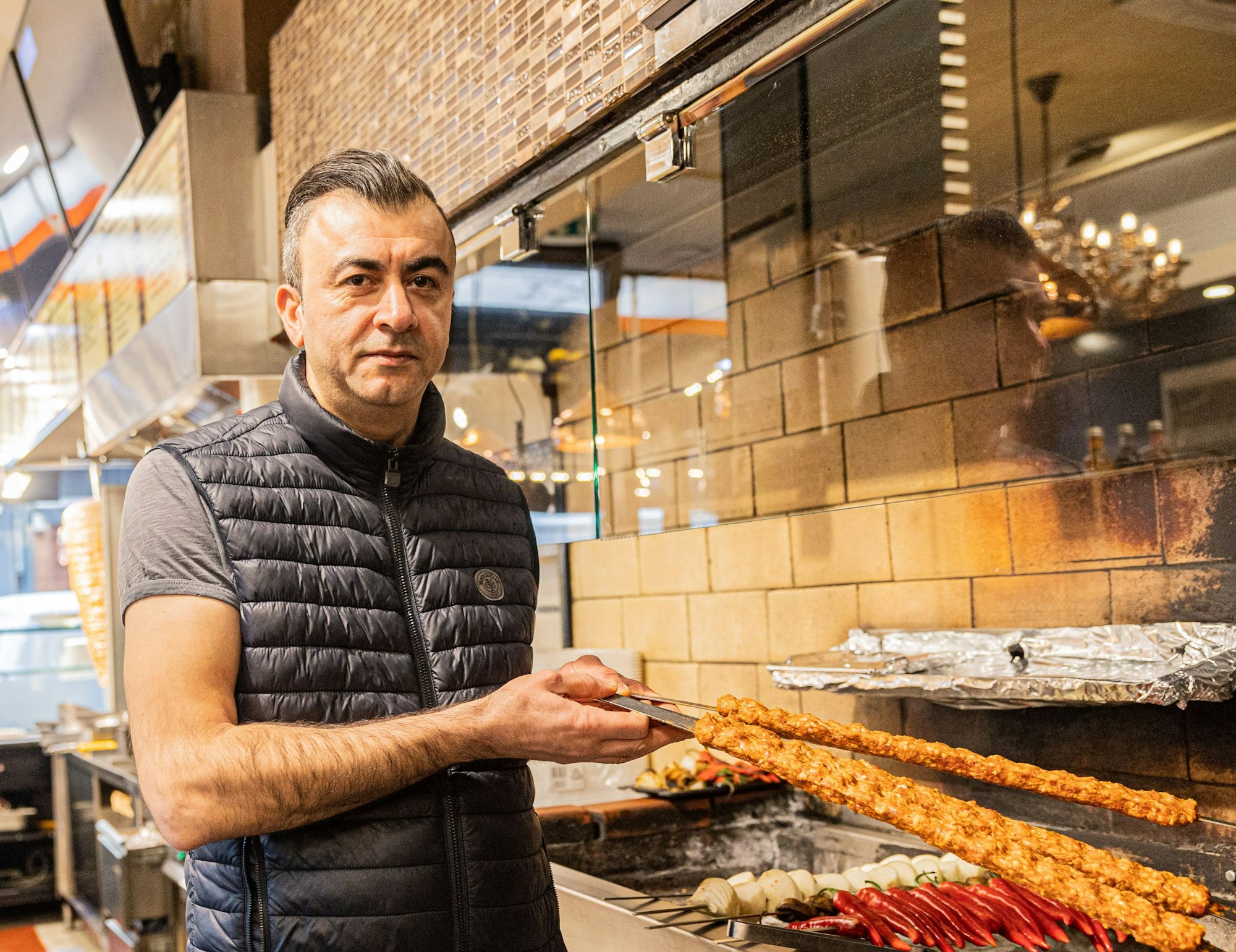 Ein Schnellrestaurant reiht sich in der Weidengasse an das andere, besonderts die Holzkohlegrille sondern geruch und Ruß aus. Mehmet Hamanci an seinem Grill.