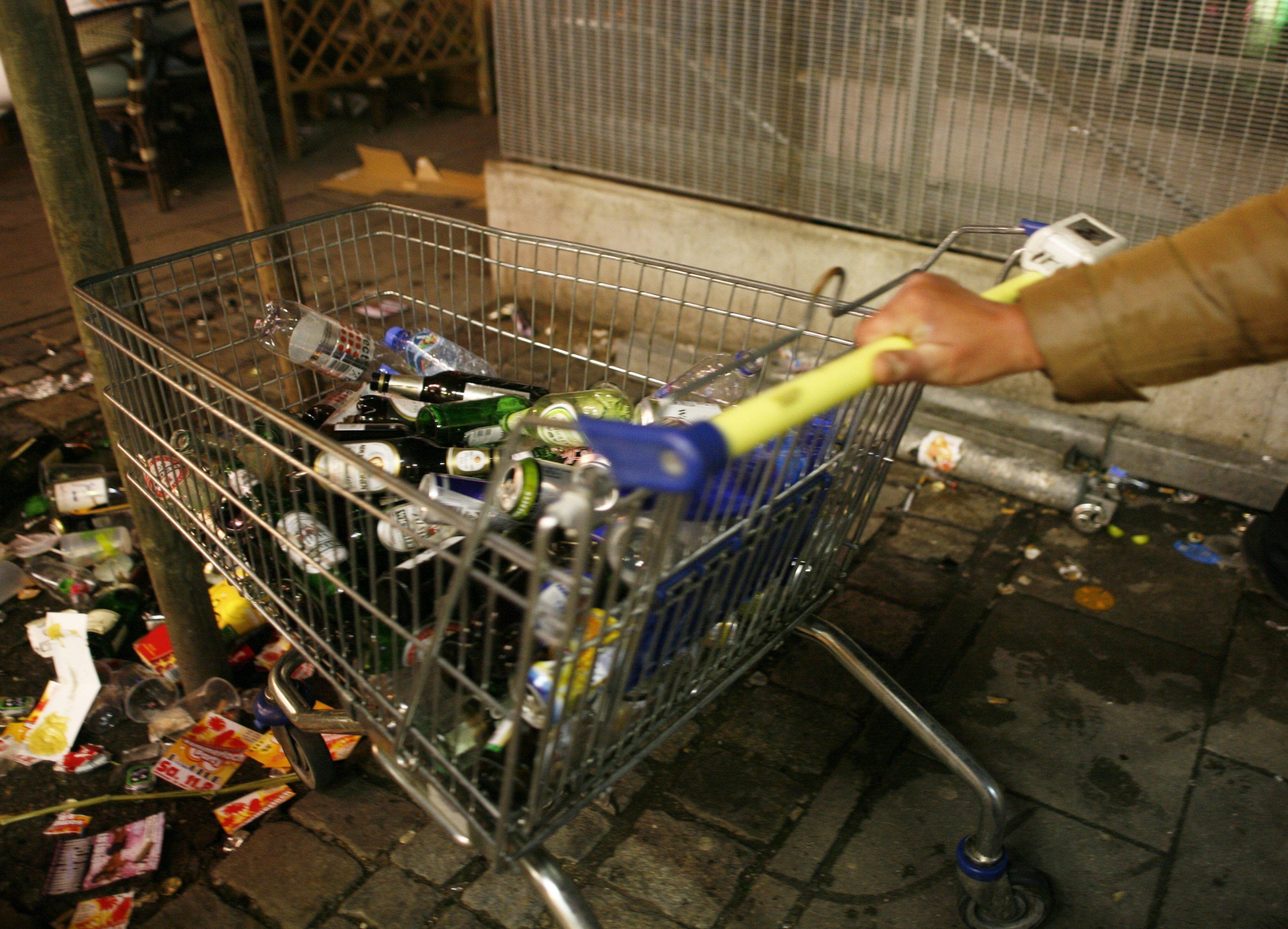 Eine Flaschensammlerin mit Einkaufswagen