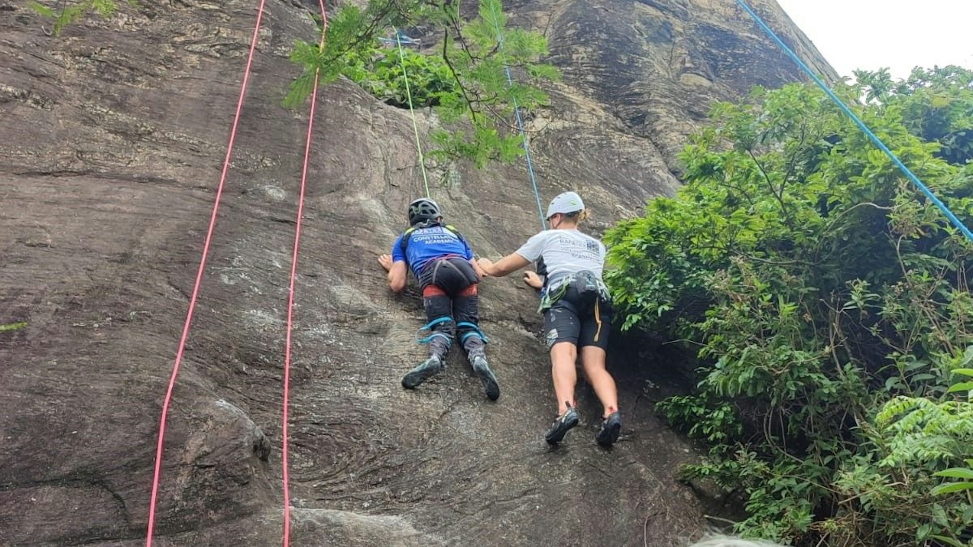 Johannes „Johnny“ Grasser ist an der Wand des Zuckerhuts. Ein Freund unterstützt ihn bei der Setzung der Hände.