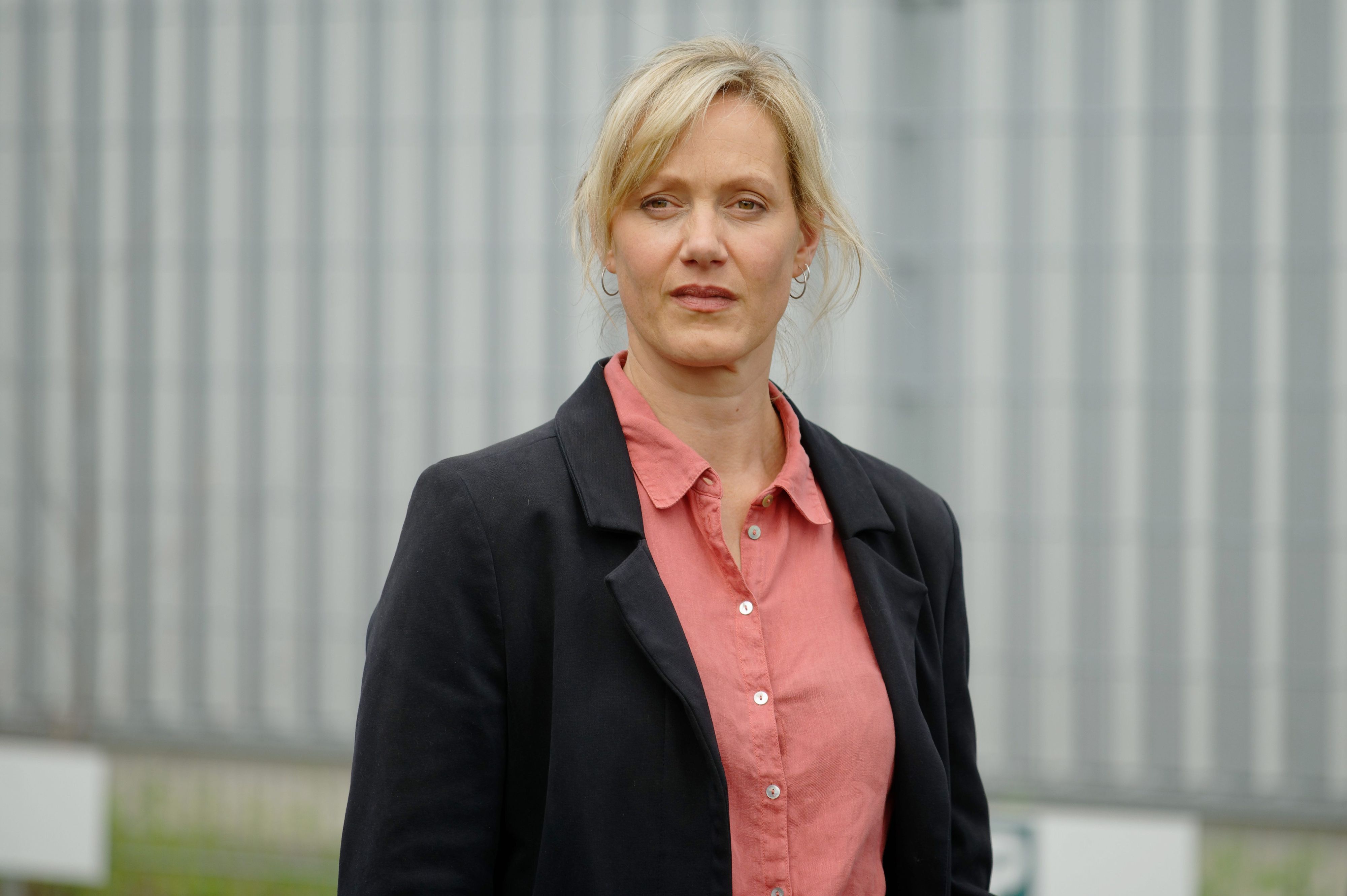Die Schauspielerin Anna Schudt, als Kommissarin Martina Bönisch, steht bei einem Fototermin bei Dreharbeiten zum Dortmunder „Tatort - Heile Welt“ auf einem Parkplatz.