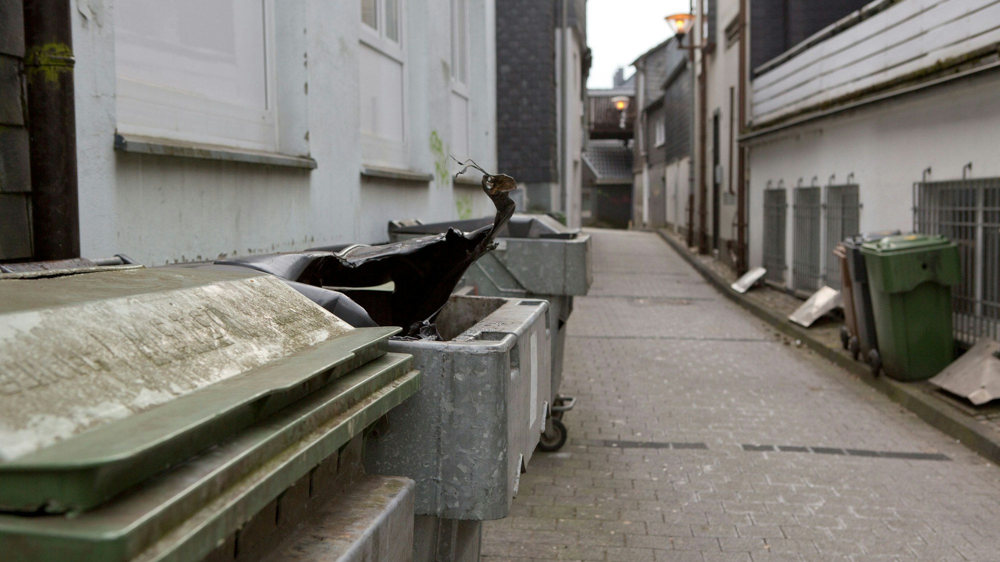 Restmüll- und Patiertonnen in Wipperfürths Brandgassen.