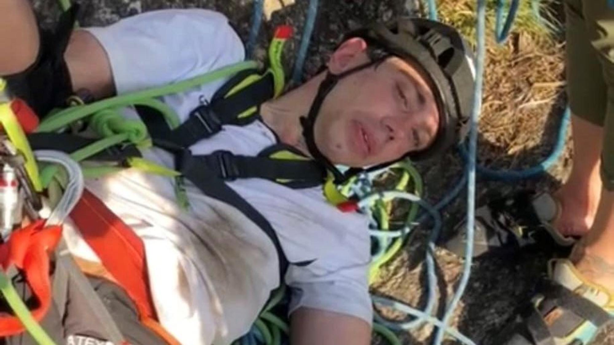 Johnny liegt erschöpft auf dem Boden zwischen den Kletterseilen.