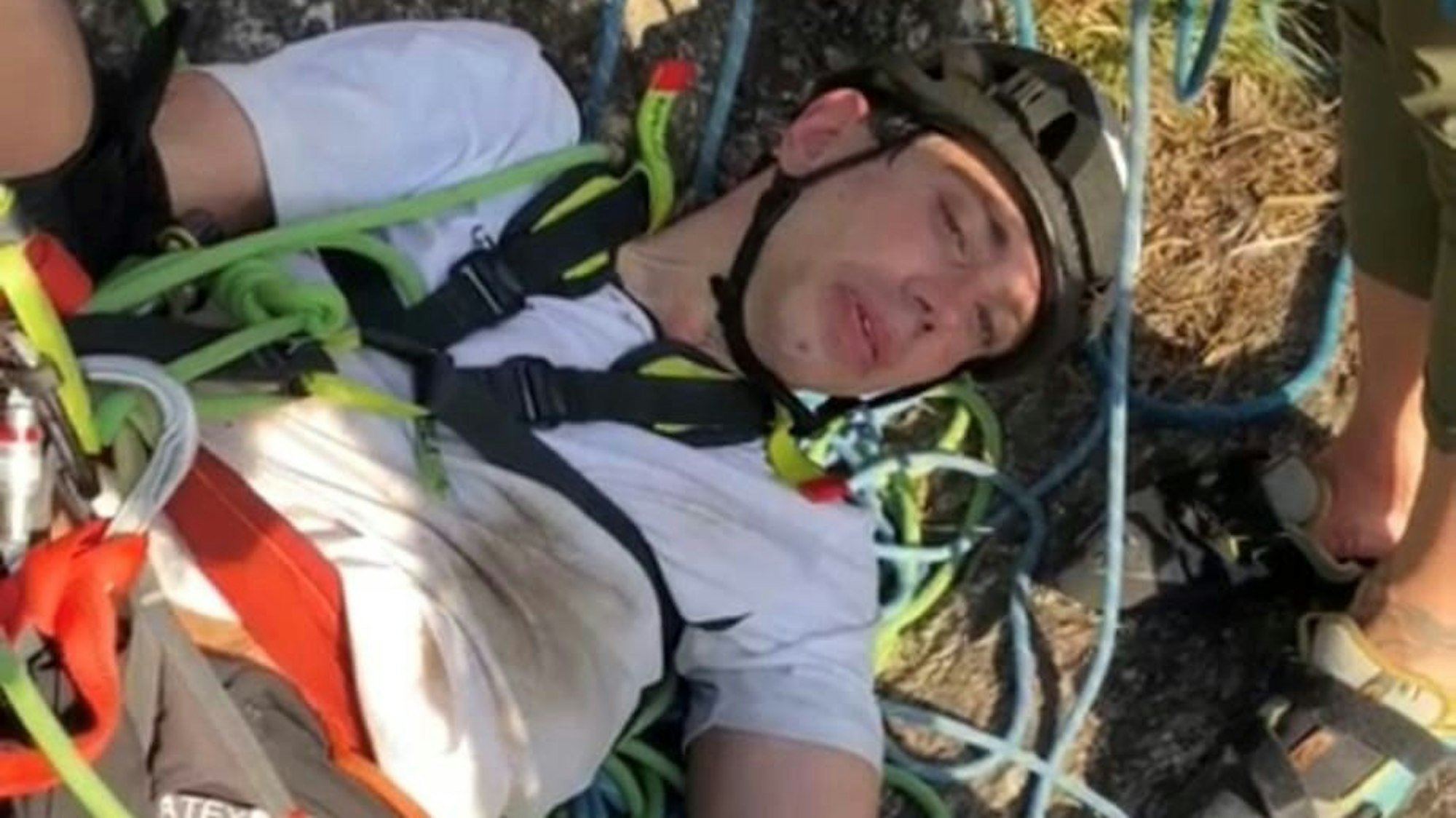 Johnny liegt erschöpft auf dem Boden zwischen den Kletterseilen.