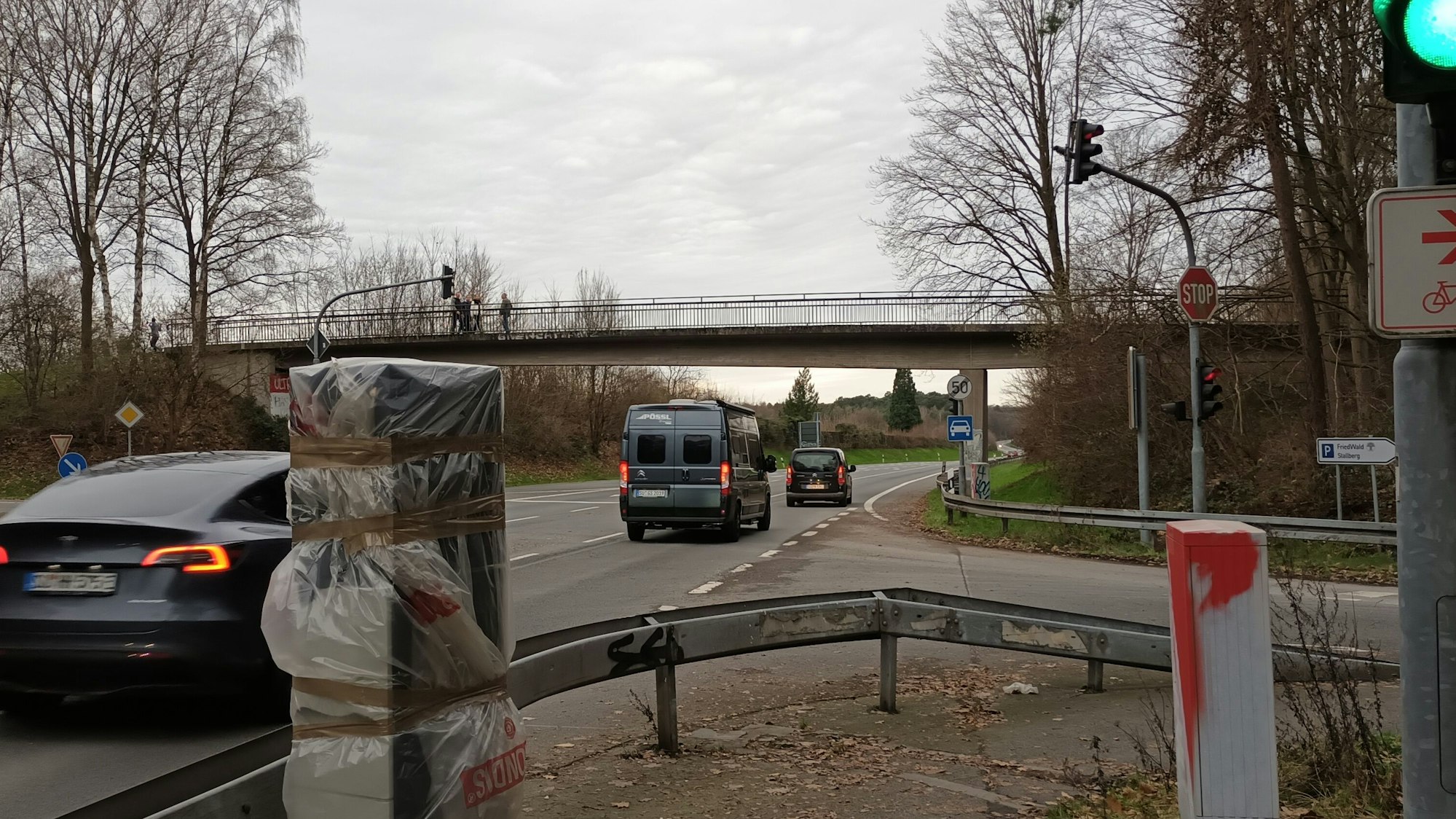 An der Kreuzung am Stallberg Bundesstraße 56 steht ein abgebrannter Blitzer neben der Ampel, die grün zeigt. Autos fahren vorbei.