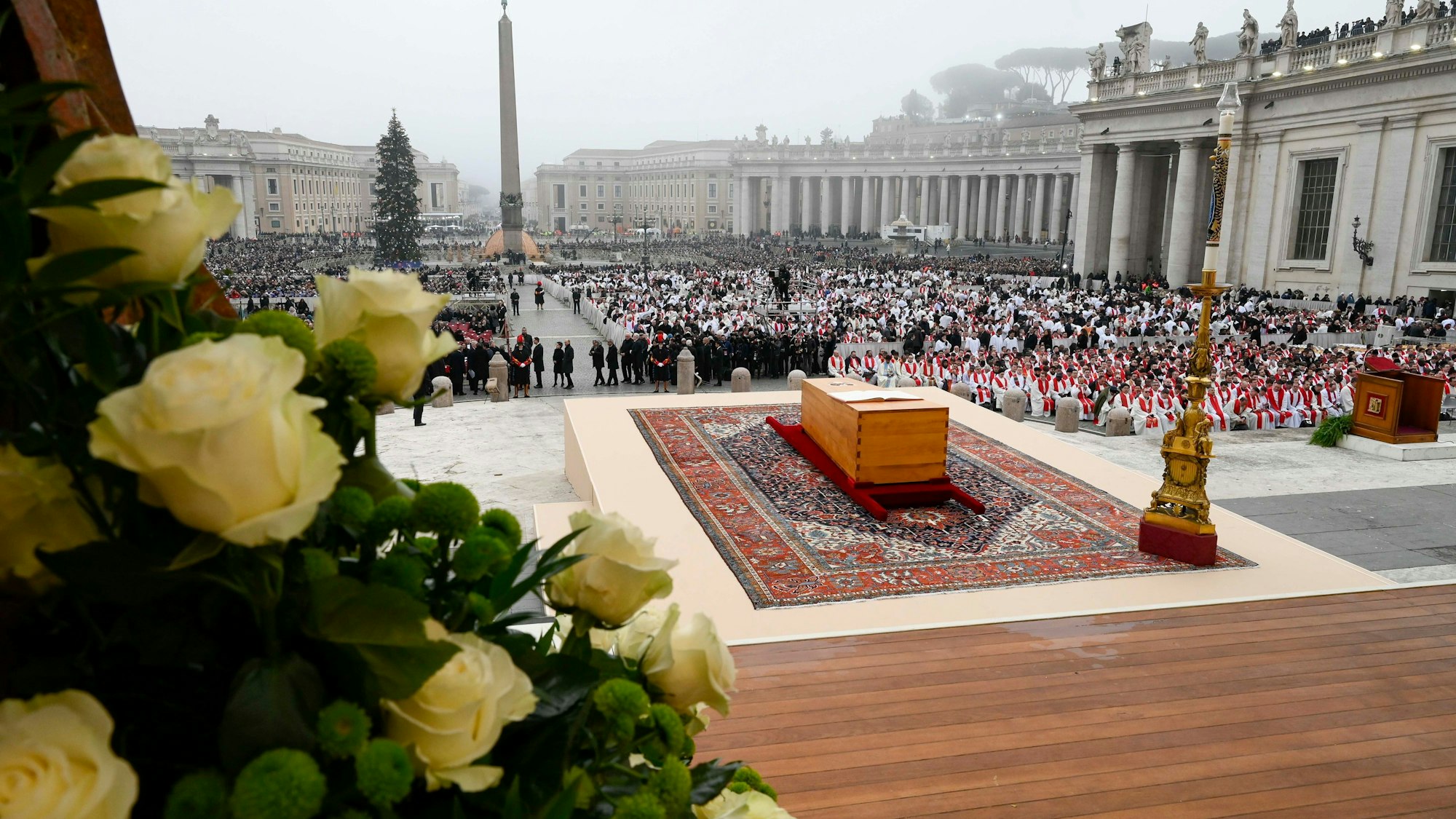 HANDOUT - 05.01.2023, Vatikan, Vatikanstadt: Der Sarg des verstorbenen emeritierten Papstes Benedikt XVI. ist auf dem Petersplatz für eine öffentliche Trauermesse im Vatikan aufgestellt.
