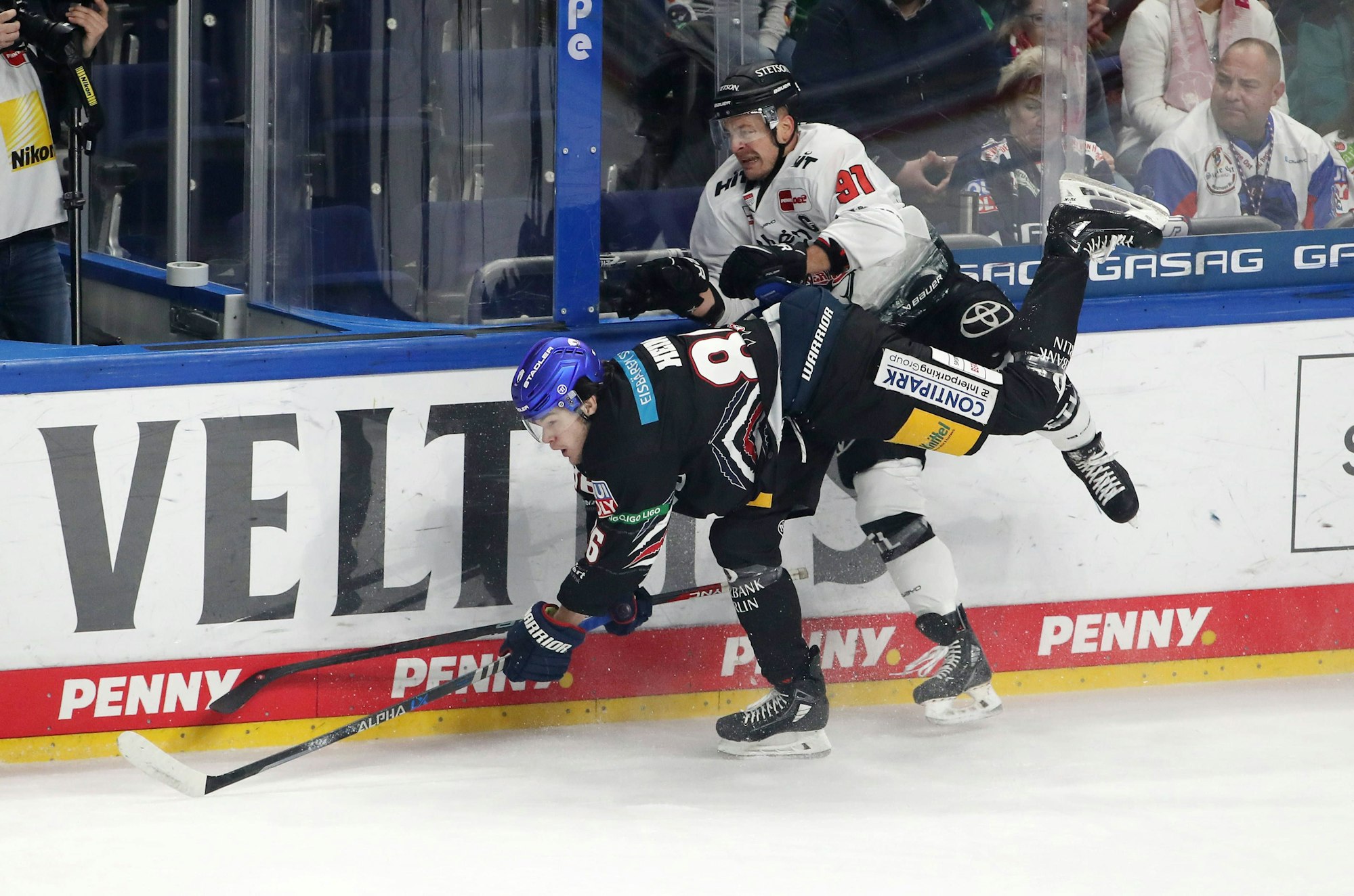 Haie-Kapitän Moritz Müller (r.) erlitt bei einem Zusammenprall bei der DEL-Partie in Berlin eine schwere Knieverletzung.