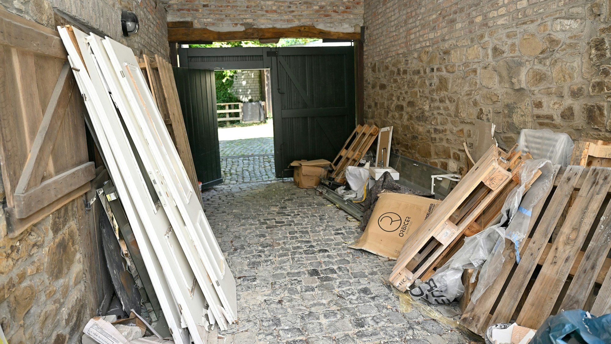 Ein von der Flut geschädigter Hof in Overath-Untereschbach.