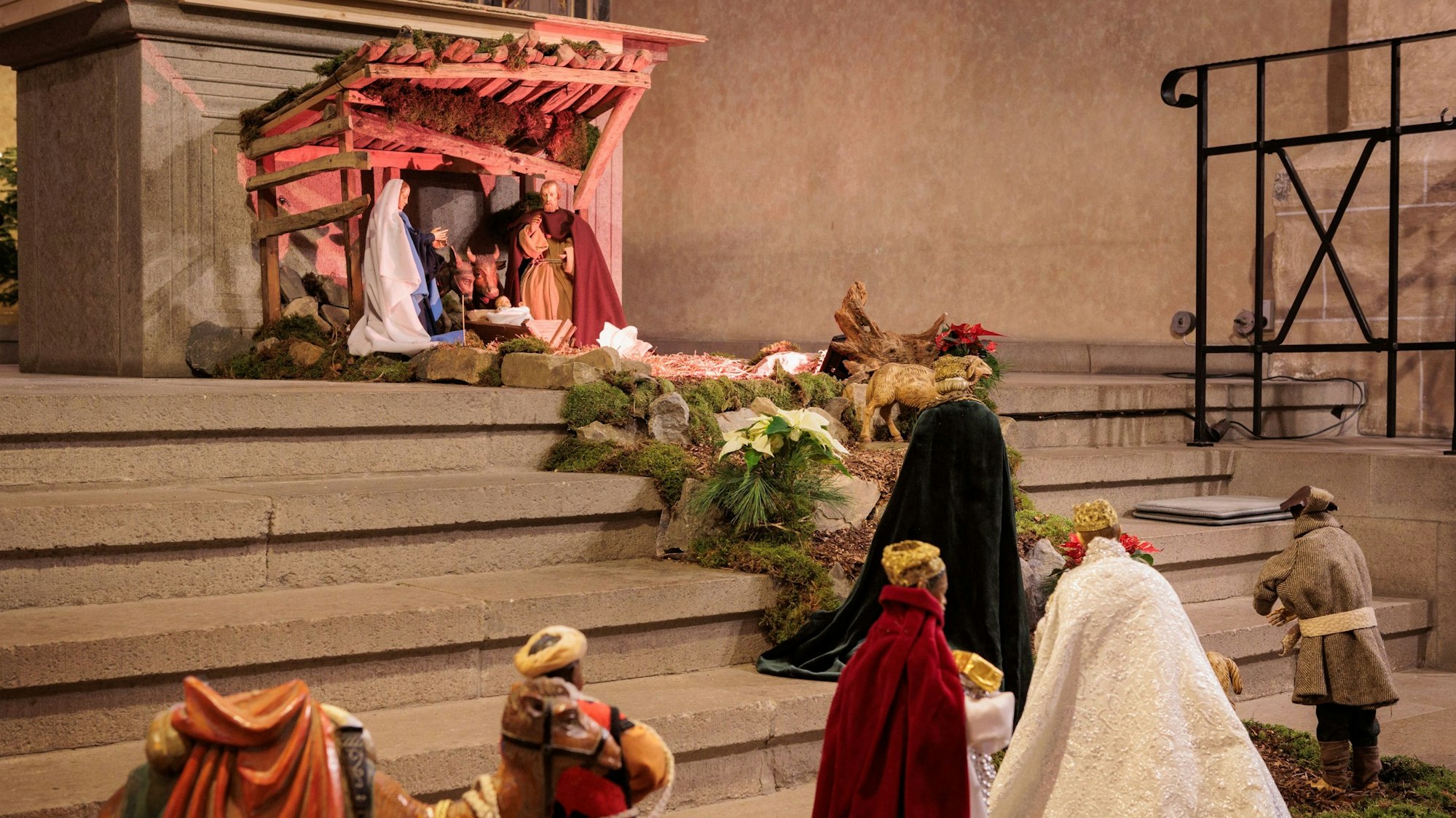 Krippe in der Basilika in Morsbach. Auf dem Weg zum Altar gibt es eine Schlange zum Stall mit Maria, Josef und dem Christuskind.