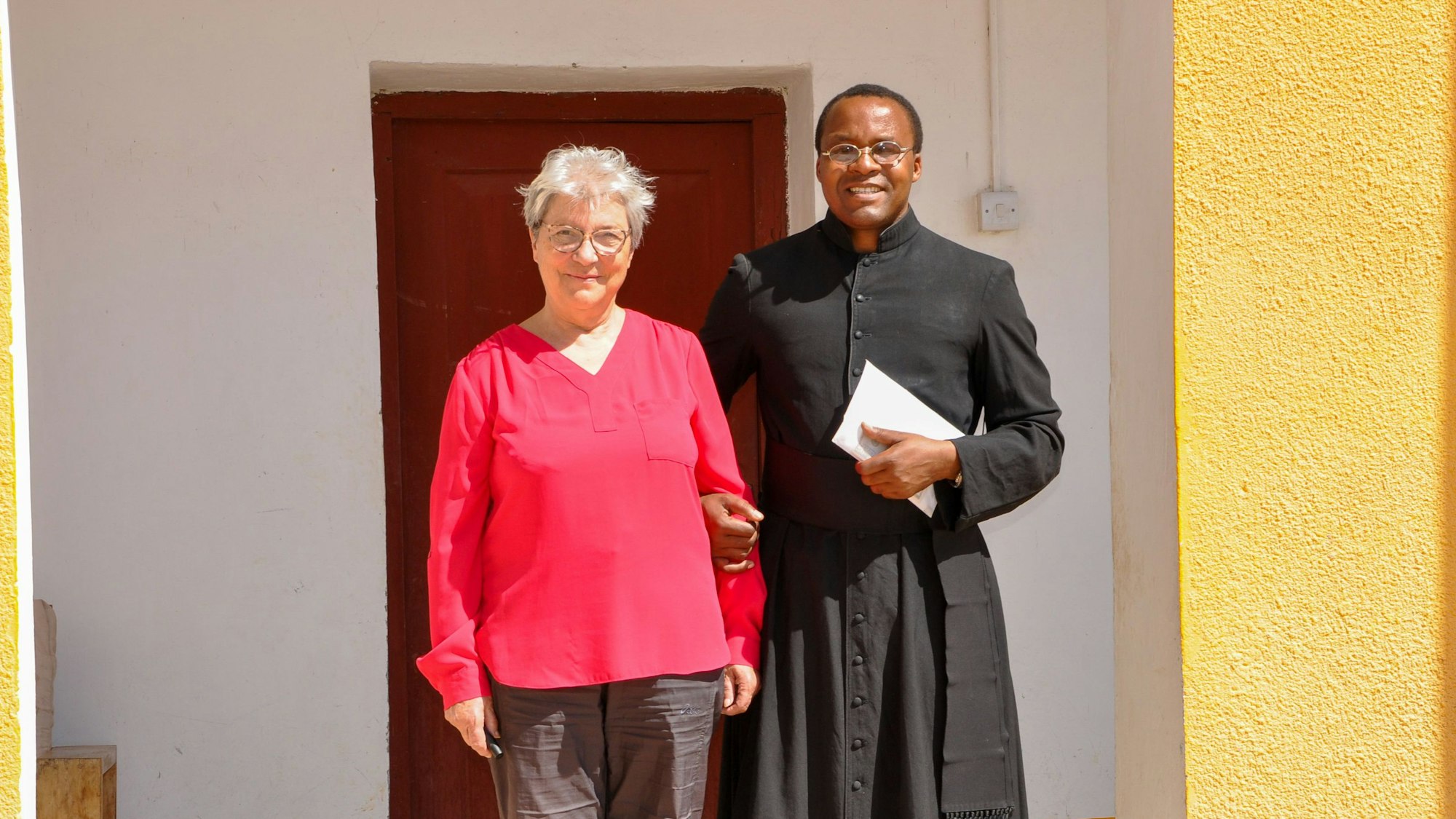 Hildegard Helmes bei der Übergabe der Spenden aus Merten und dem Vorgebirge in Tansania mit Pfarrer Dr. Method Mihawa.