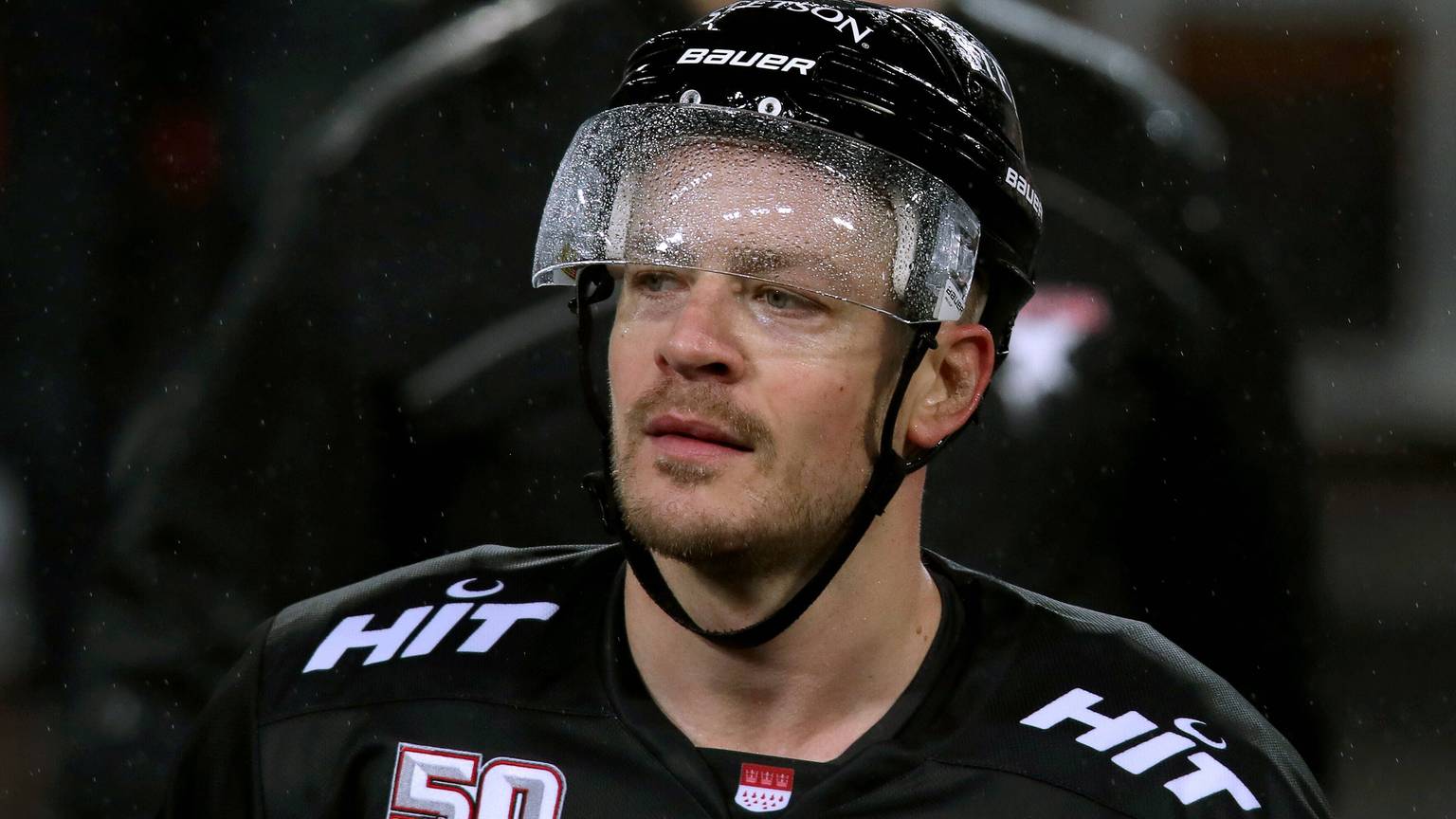 Kölner Haie - Fischtown Pinguins Bremerhaven: Moritz Müller von Kölner Haie nach dem Regenspieltag im Portrait Nordrhein-Westfalen Deutschland.