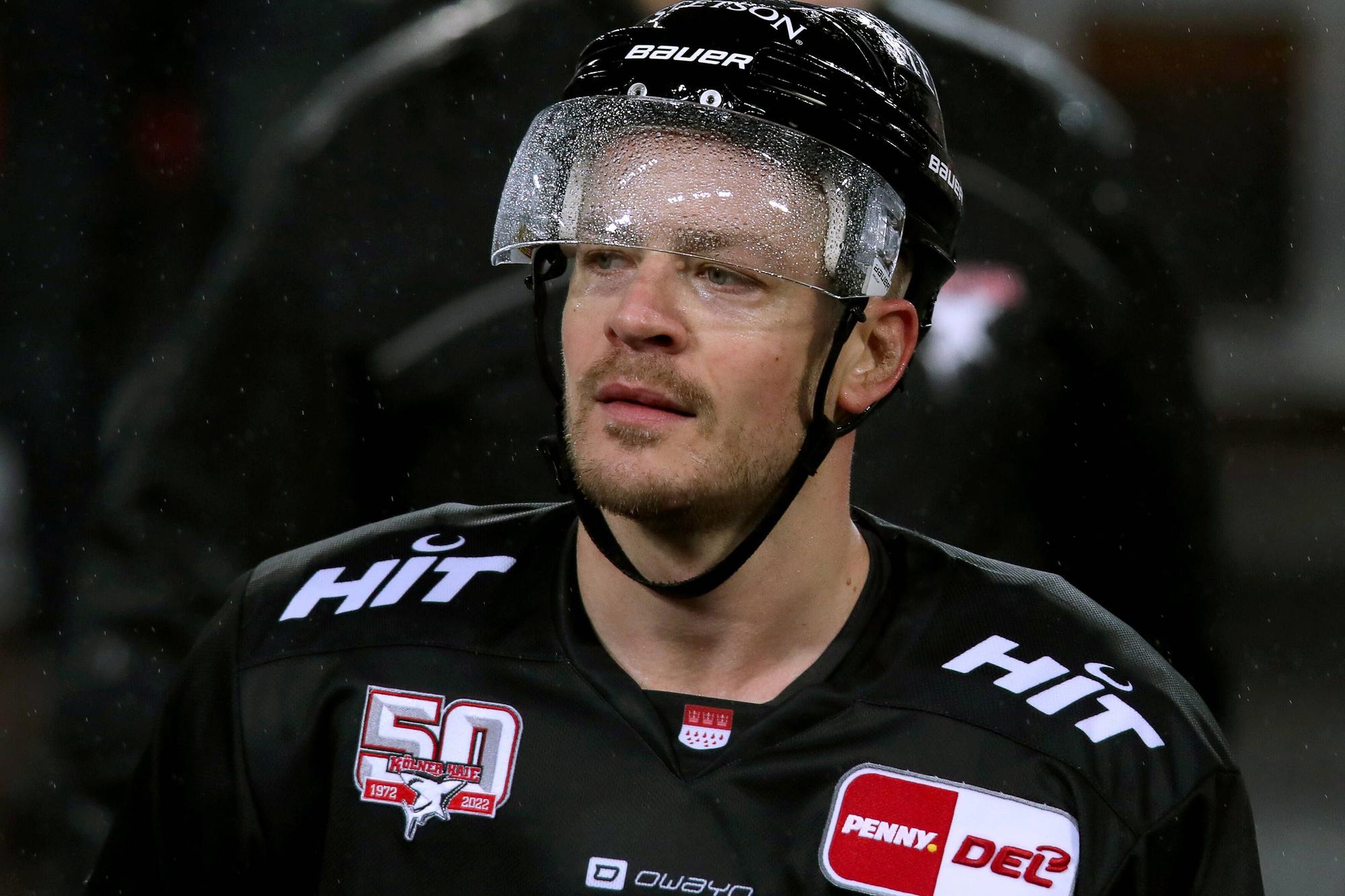 Kölner Haie - Fischtown Pinguins Bremerhaven: Moritz Müller von Kölner Haie nach dem Regenspieltag im Portrait Nordrhein-Westfalen Deutschland.