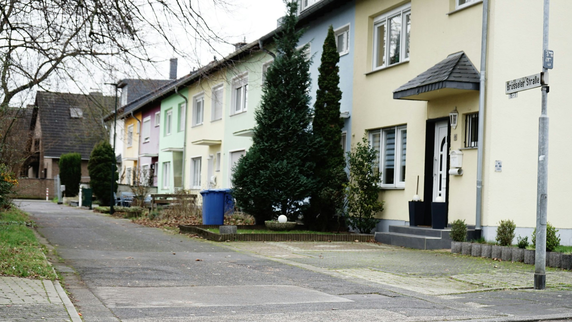 Eine kleine Straße und an der Seite stehen mehrere Einfamilienhäuser.