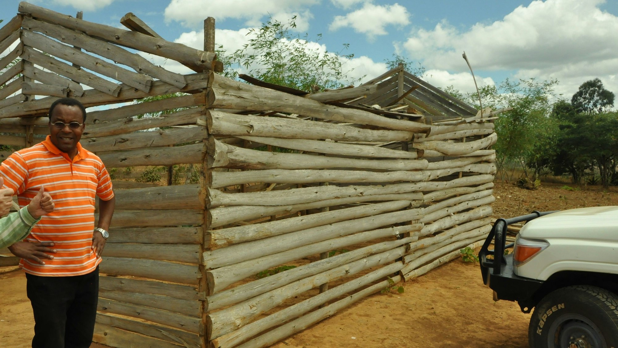 Die Kirchen im Bezirk des Pfarrers in Tansania sind einfach - aus Holz gebaut und viele ohne Dach. Foto: Margret Klose