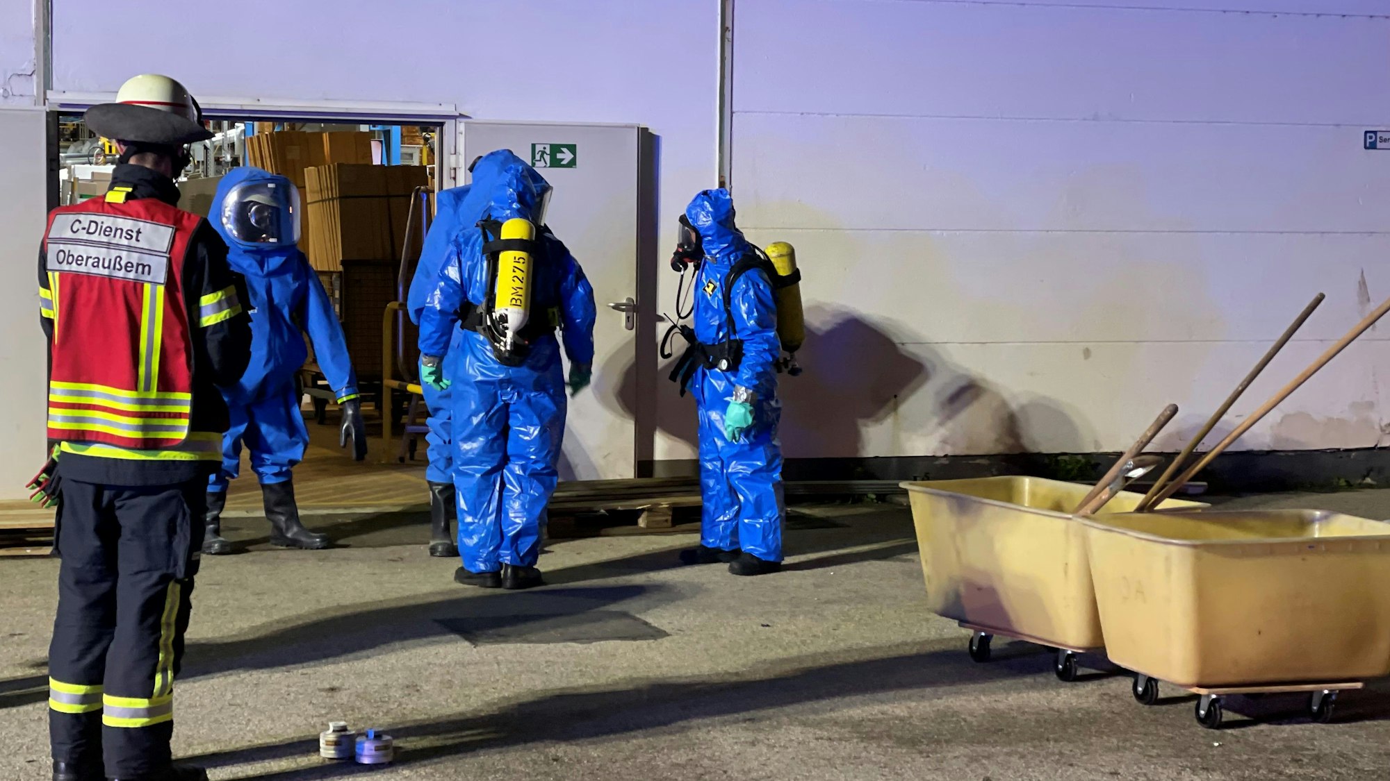 In blauen Schutzanzügen gingen die Feuerwehrmänner in die Halle an der Heisenbergstraße. Dort waren giftige Stoffe ausgetreten.