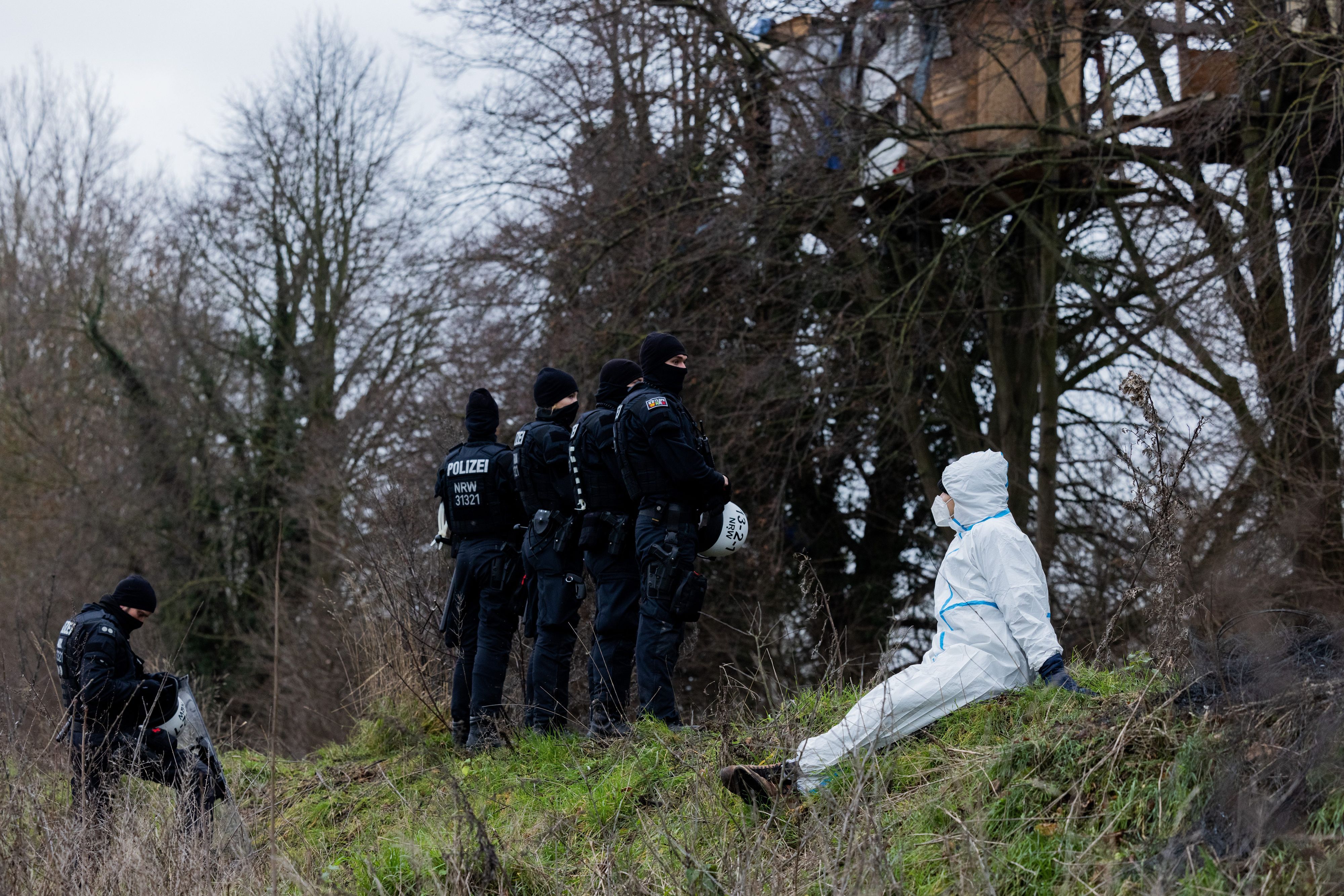 Eine Umweltaktivistin sitzt unmittelbar an der Abrisskante des Braunkohletagebaus Garzweiler II.