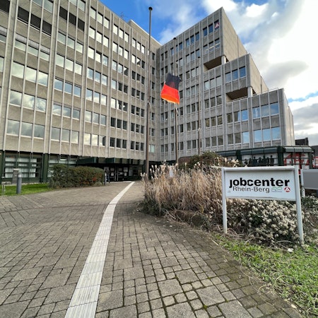 Die Agentur für Arbeit Bergisch Gladbach und das Jobcenter Rhein-Berg sind in demselben Gebäude an der Bensberger Straße in Bergisch Gladbach untergebracht.