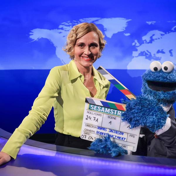 Caren Miosga, Moderatorin ARD-Tagesthemen, und das Krümelmonster aus der „Sesamstraße“ bei einem Fototermin am Studio-Set.