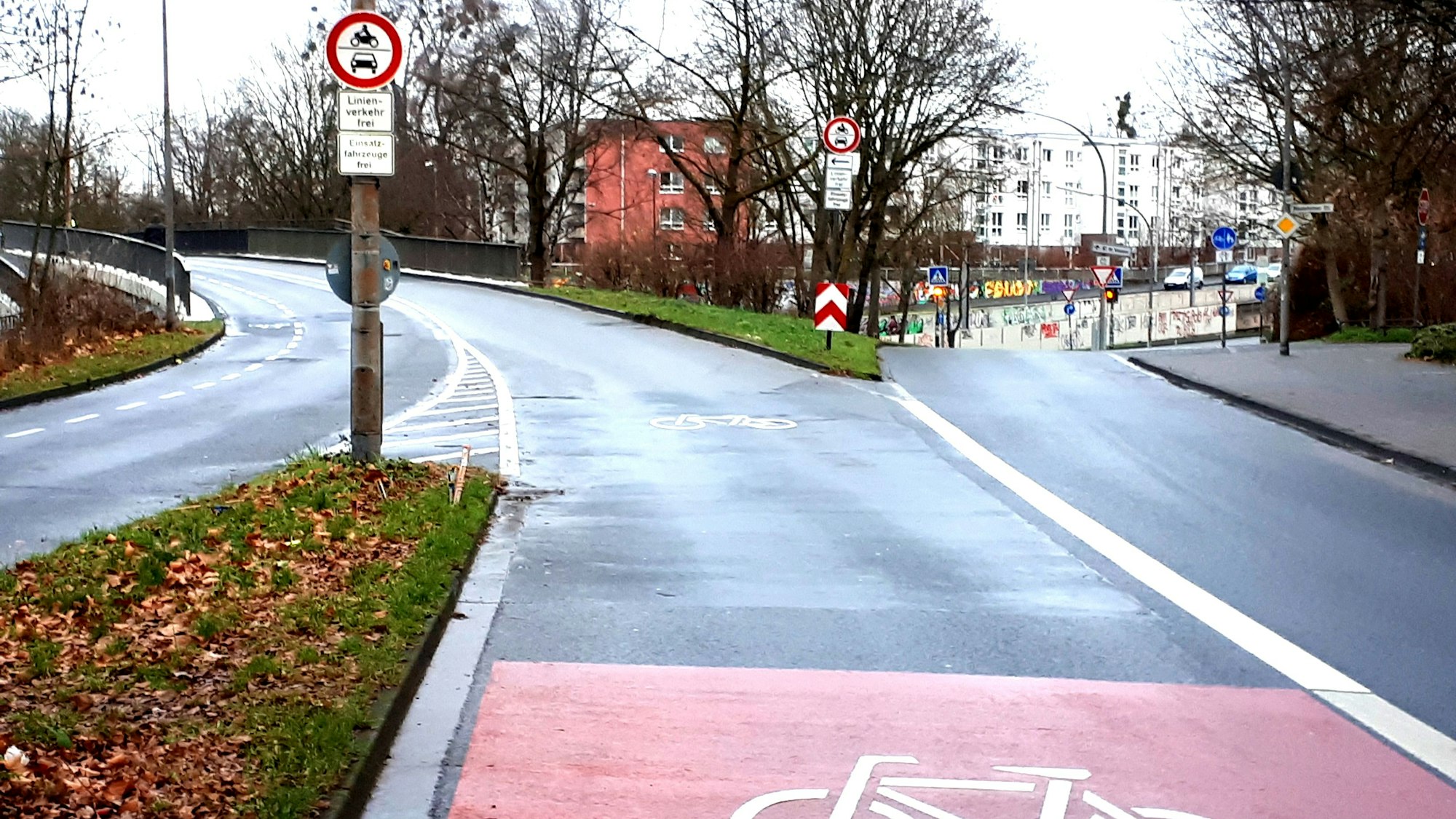 Die Auffahrt zur Straße mit den neuen Verkehrsschildern.
