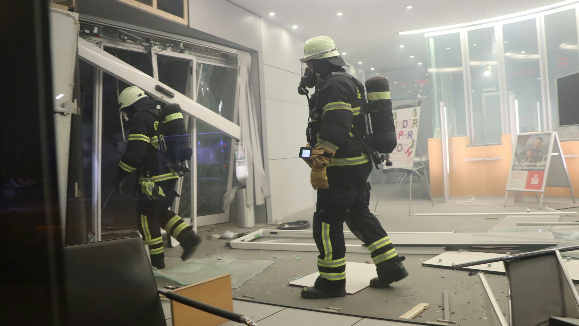 Nach der Explosion des Geldautomaten Ende Oktober in Erftstadt war auch die Feuerwehr im Einsatz.