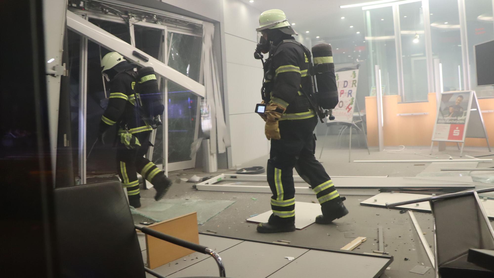 Das Foto stammt aus dem Oktober 2022. Damals wurde der Geldautomat im Rewe-Markt in Erftstadt-Liblar aufgesprengt. Große Teile des Eingangsbereichs wurden zerstört.