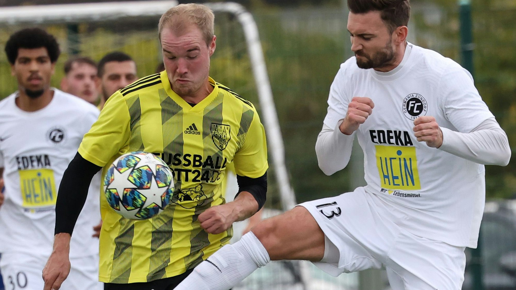 Marialindens André Peters führt den Ball vor der Brust an seinem Gegenspieler vorbei.