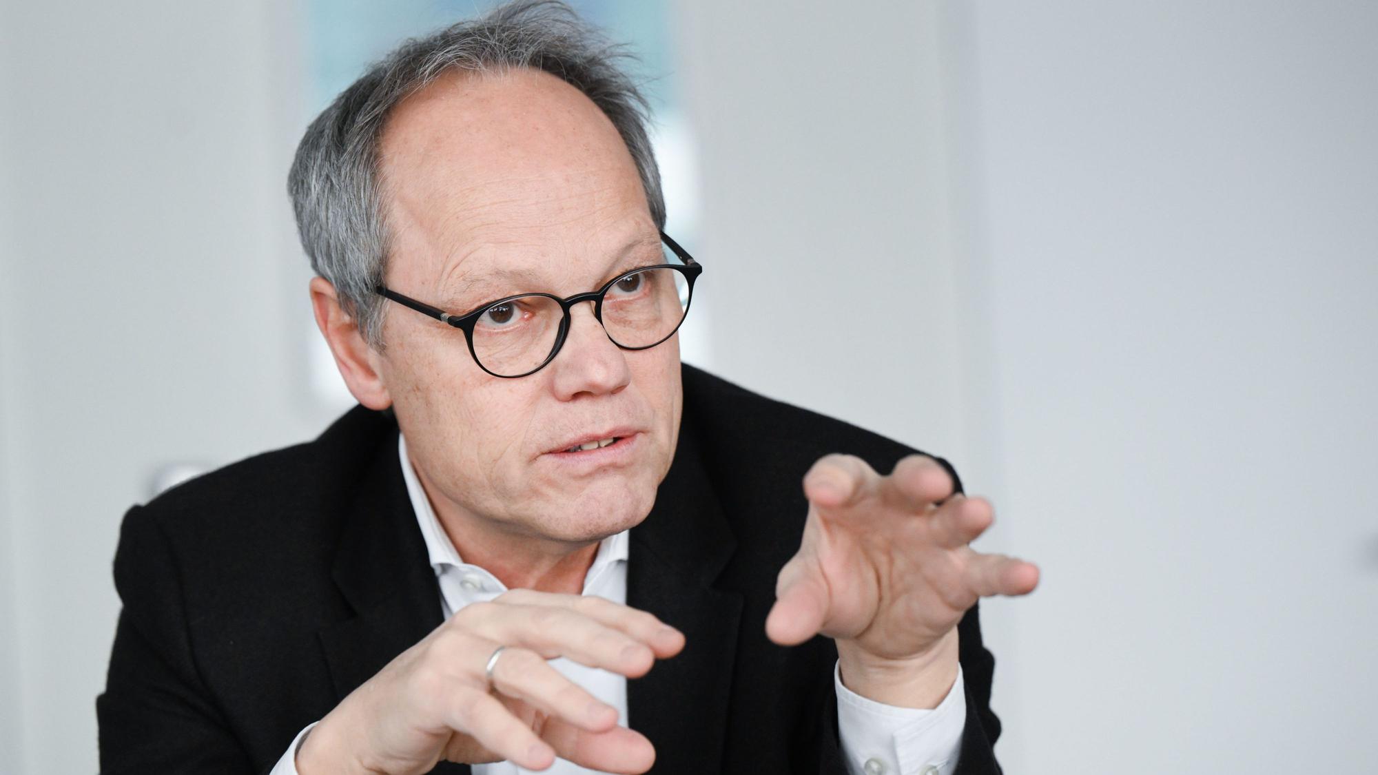16.12.2022, Baden-Württemberg, Stuttgart: Kai Gniffke, der Intendant des Südwestrundfunks und ARD-Vorsitzende, aufgenommen in seinem Büro beim SWR in Stuttgart.