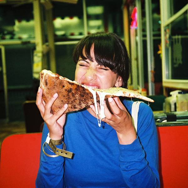 Frau beißt in Riesenpizza