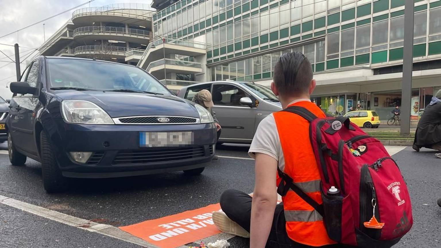 Die Umweltaktivisten der „Letzten Generation“ haben sich auf der Cäcilienstraße festgeklebt.