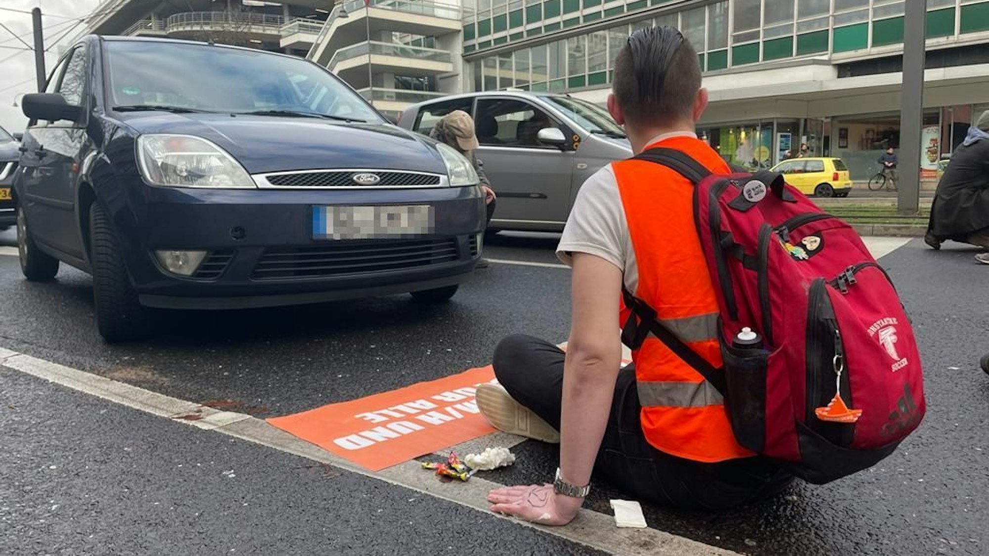 Die Umweltaktivisten der „Letzten Generation“ haben sich auf der Cäcilienstraße festgeklebt.