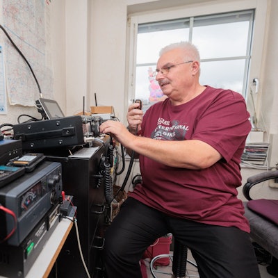 Olaf Jung an seiner Funkanlage.