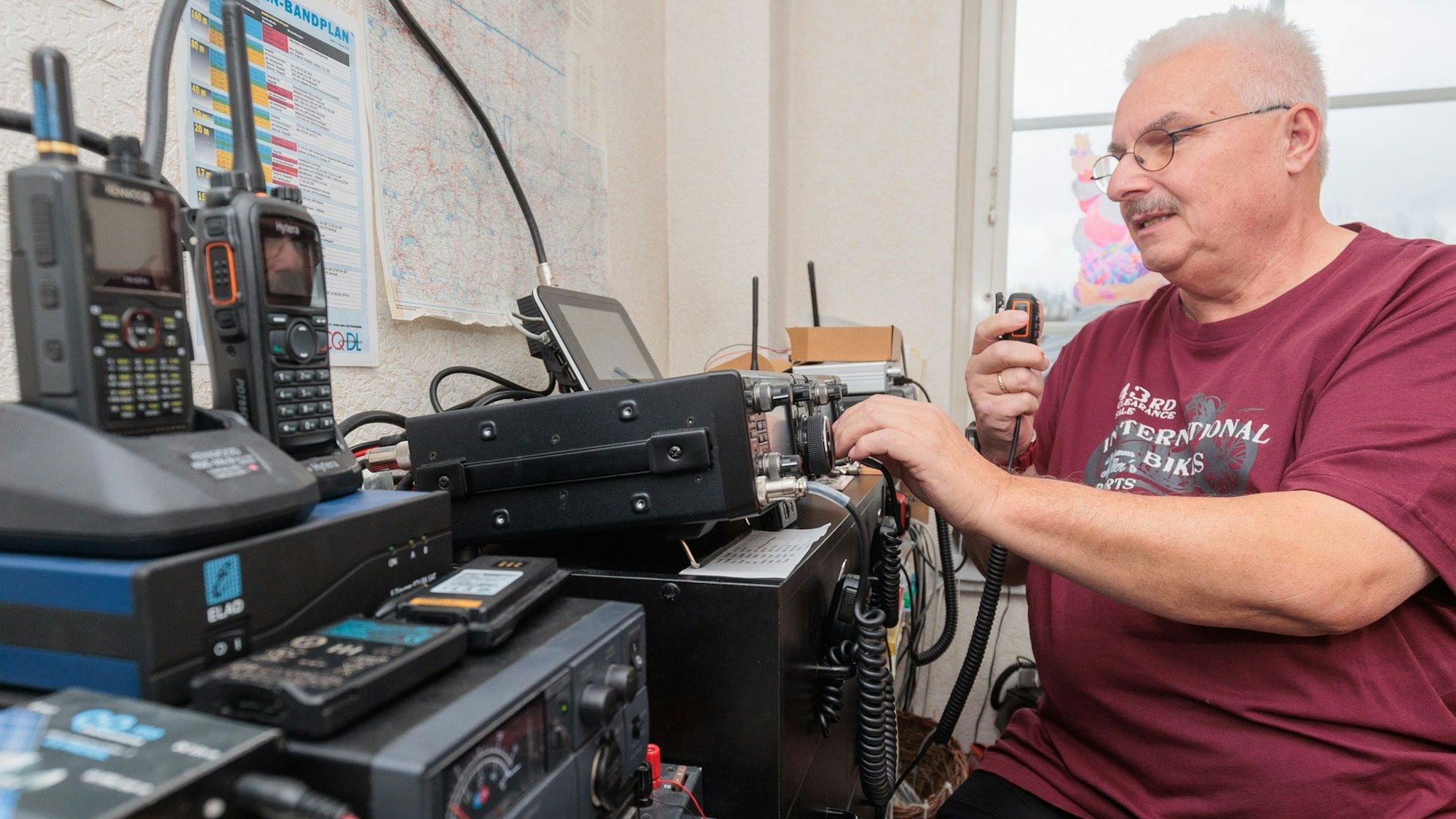 Olaf Jung an seiner Funkanlage.