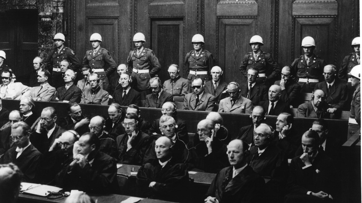 Bei den Nürnberger Prozessen war er angeklagt (Foto oben: zweite Sitzreihe von unten, rechts), wurde aber freigesprochen.