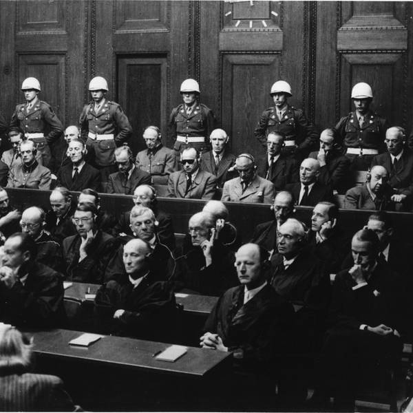 Bei den Nürnberger Prozessen war er angeklagt (Foto oben: zweite Sitzreihe von unten, rechts), wurde aber freigesprochen.