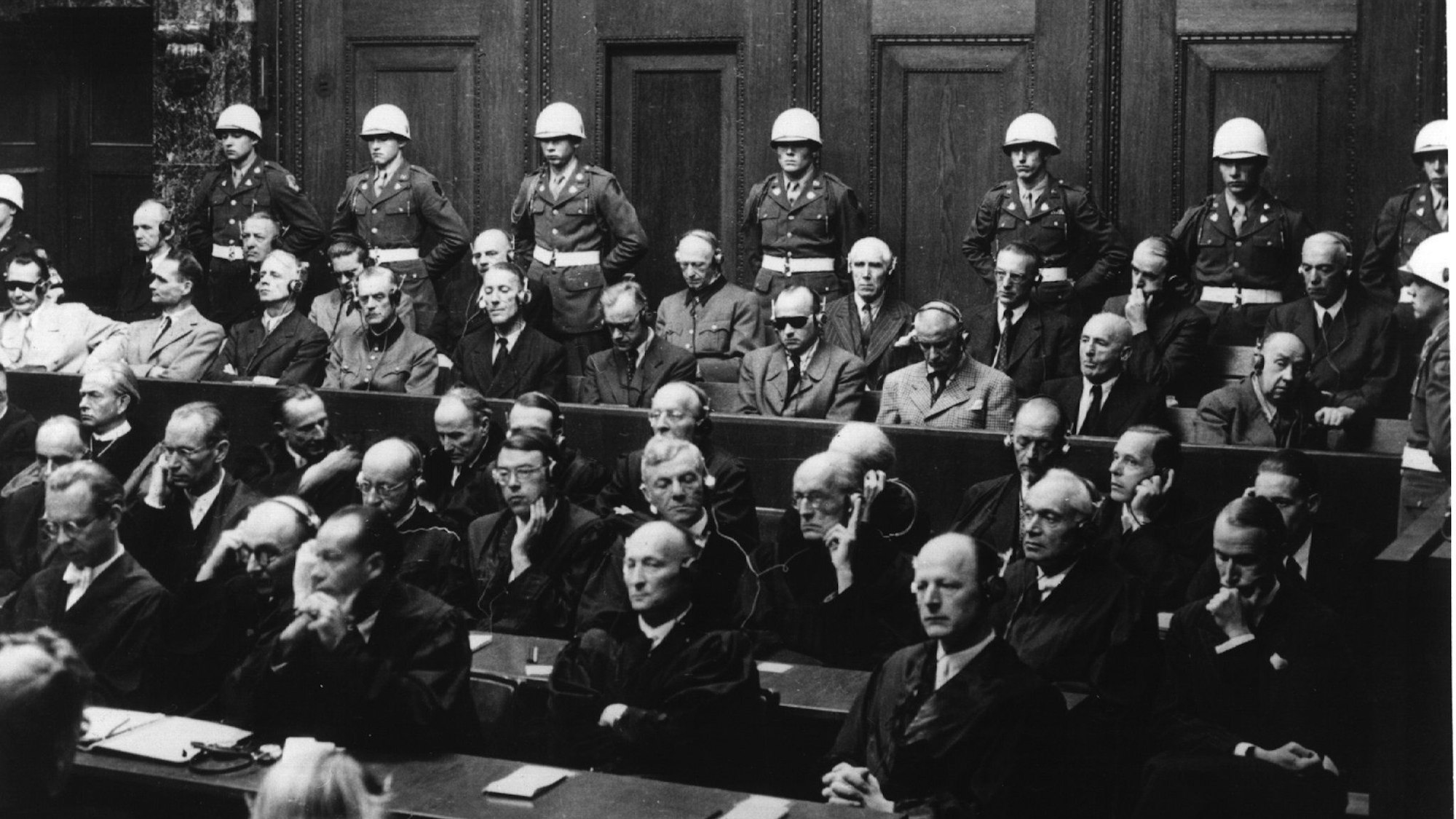 Bei den Nürnberger Prozessen war er angeklagt (Foto oben: zweite Sitzreihe von unten, rechts), wurde aber freigesprochen.