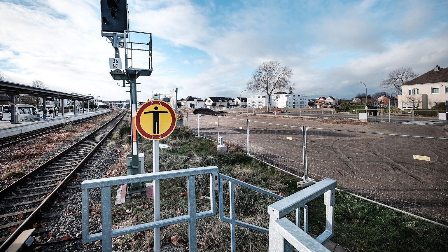 Neben den Bahngleisen ist das Feld für die Mobilstation schon hergerichtet worden. Es sind Absperrgitter zu sehen.