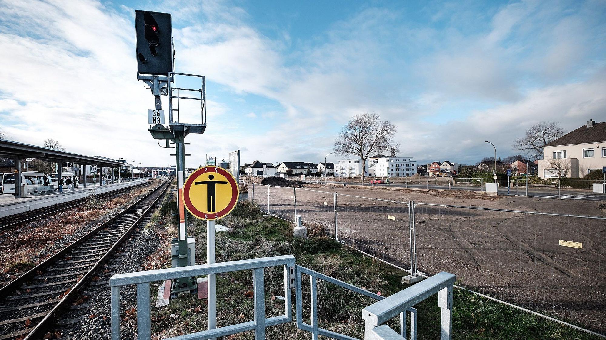 Neben den Bahngleisen ist das Feld für die Mobilstation schon hergerichtet worden. Es sind Absperrgitter zu sehen.