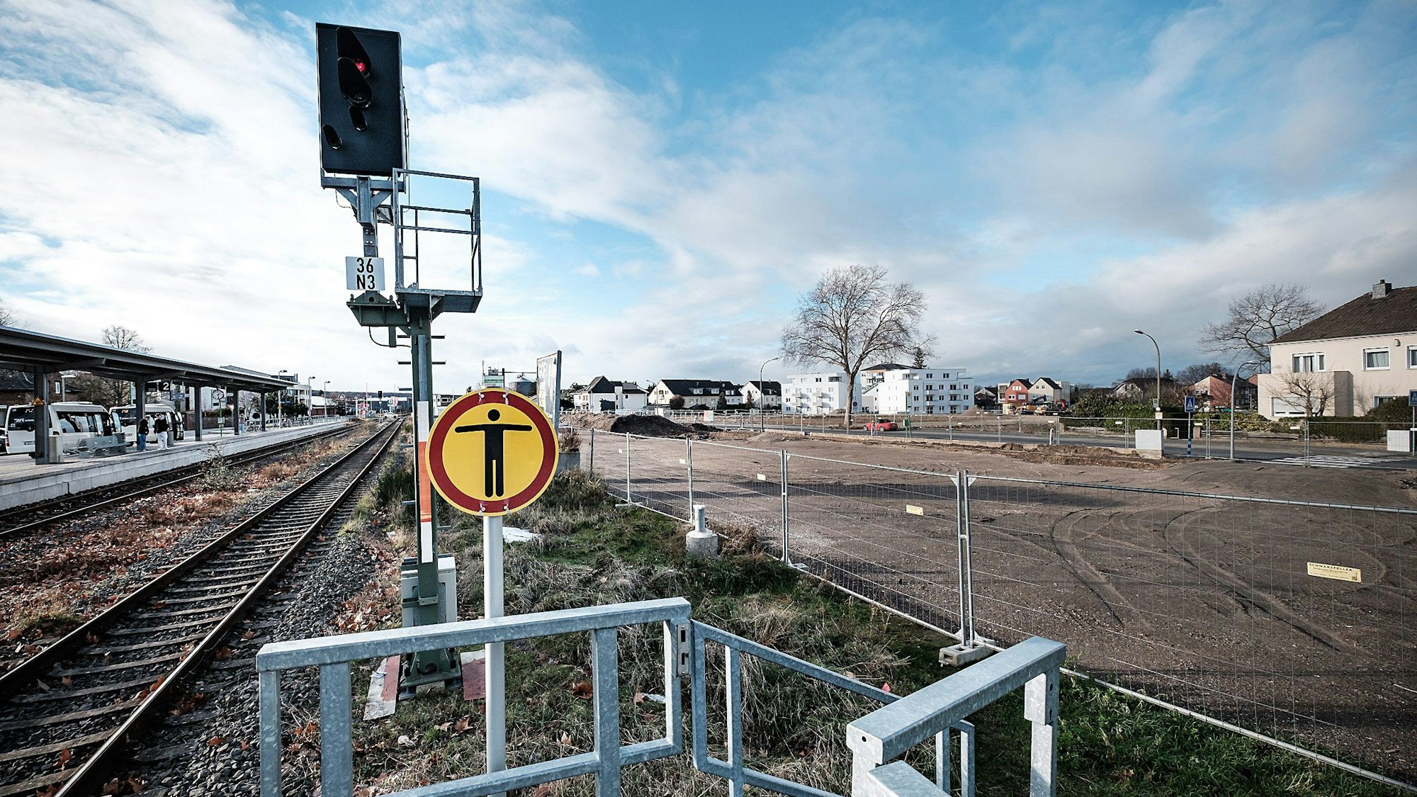 Neben den Bahngleisen ist das Feld für die Mobilstation schon hergerichtet worden. Es sind Absperrgitter zu sehen.