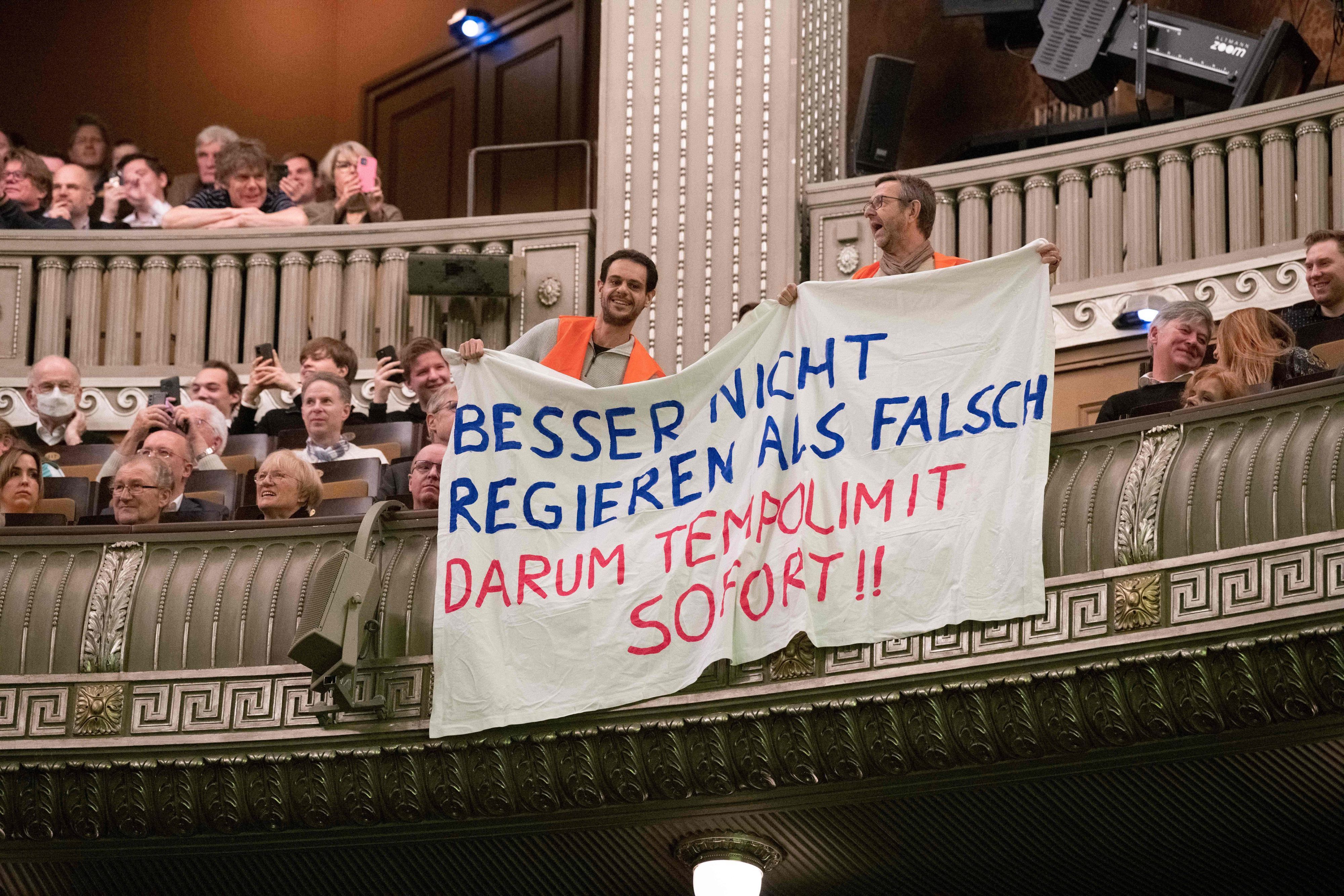 Klimaaktivisten zeigen Banner beim Dreikönigstreffen der FDP in Stuttgart.