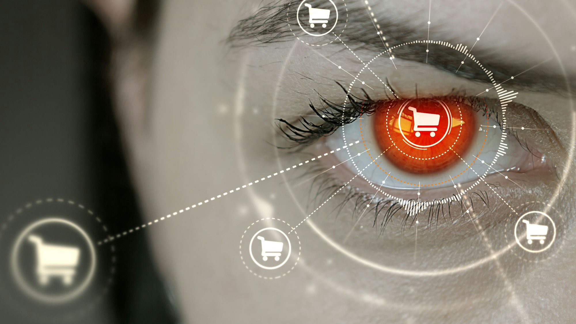 Auge einer Frau mit dem Symbol eines Einkaufswagens in der Pupille.