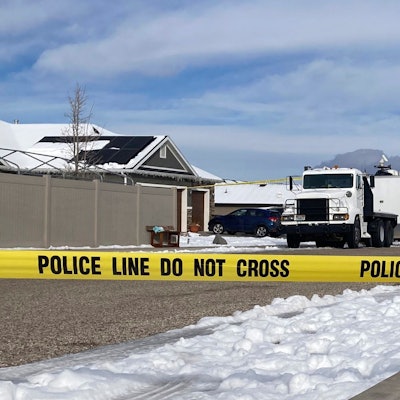 Die Polizei setzt ihre Ermittlungen in einem Haus fort, in dem acht Familienmitglieder tot aufgefunden wurden.