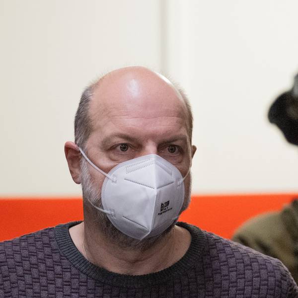 09.02.2022, Nordrhein-Westfalen, Köln: Der Angeklagte Thomas Drach (l) wird von SEK-Beamten in den Gerichtssaal im Landgericht gebracht.