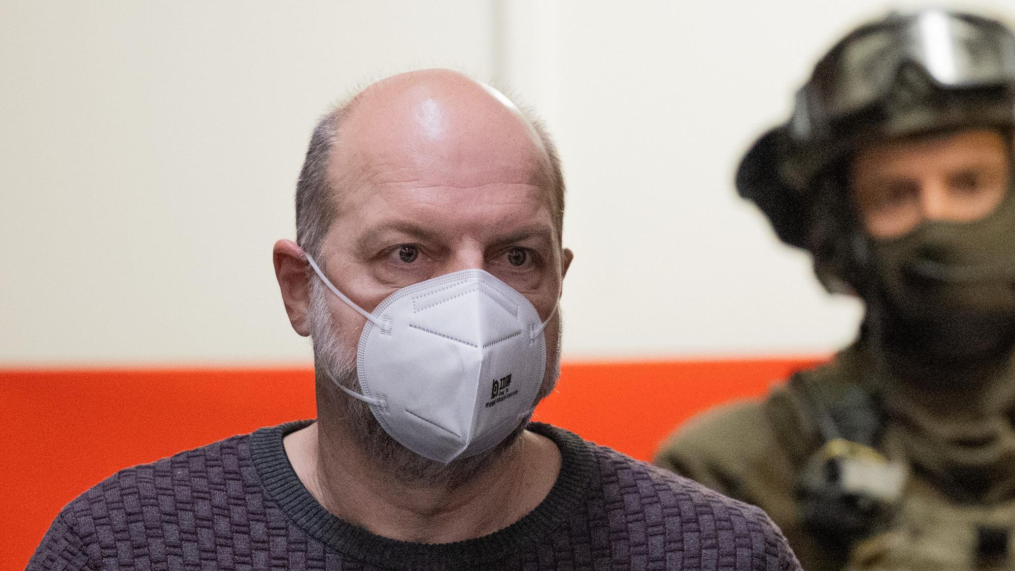 09.02.2022, Nordrhein-Westfalen, Köln: Der Angeklagte Thomas Drach (l) wird von SEK-Beamten in den Gerichtssaal im Landgericht gebracht.