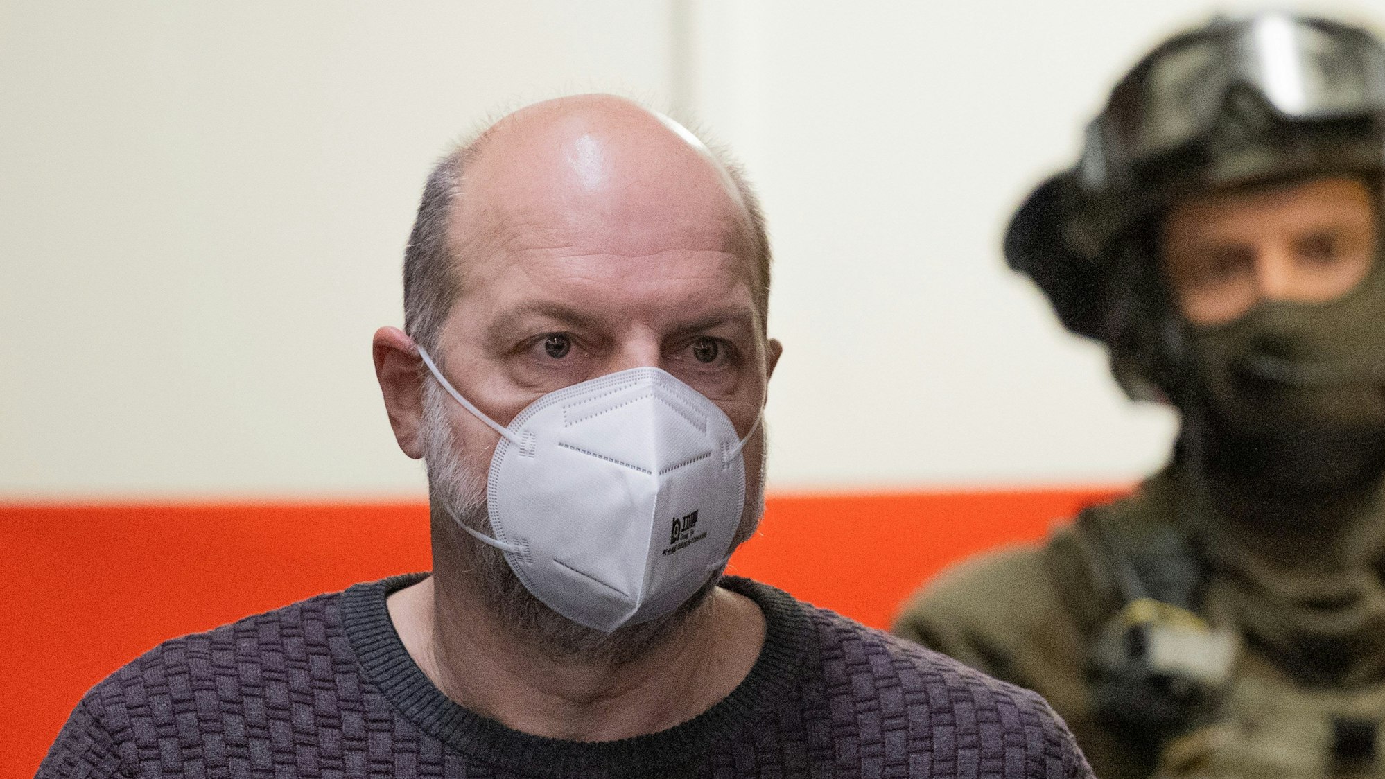 09.02.2022, Nordrhein-Westfalen, Köln: Der Angeklagte Thomas Drach (l) wird von SEK-Beamten in den Gerichtssaal im Landgericht gebracht.
