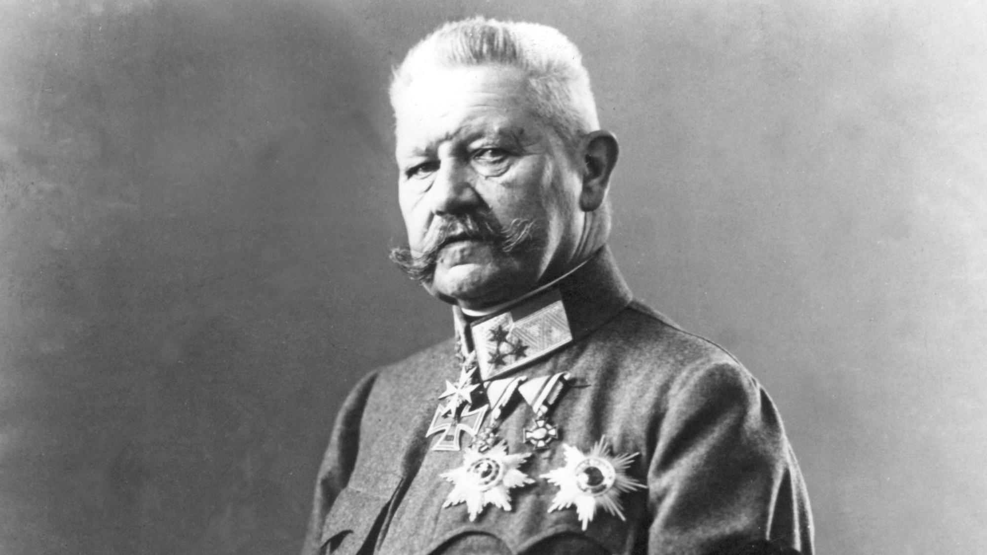 ARCHIV - Undatiertes Archivbild vom früheren Reichspräsidenten Paul von Hindenburg. Hindenburg steht nicht länger auf der Liste der Frankfurter Ehrenbürger. Foto: dpa (zu dpa/lhe «Frankfurt streicht Hindenburg von der Liste der Ehrenbürger» vom 12.06.2015 - nur s/w) +++ dpa-Bildfunk +++