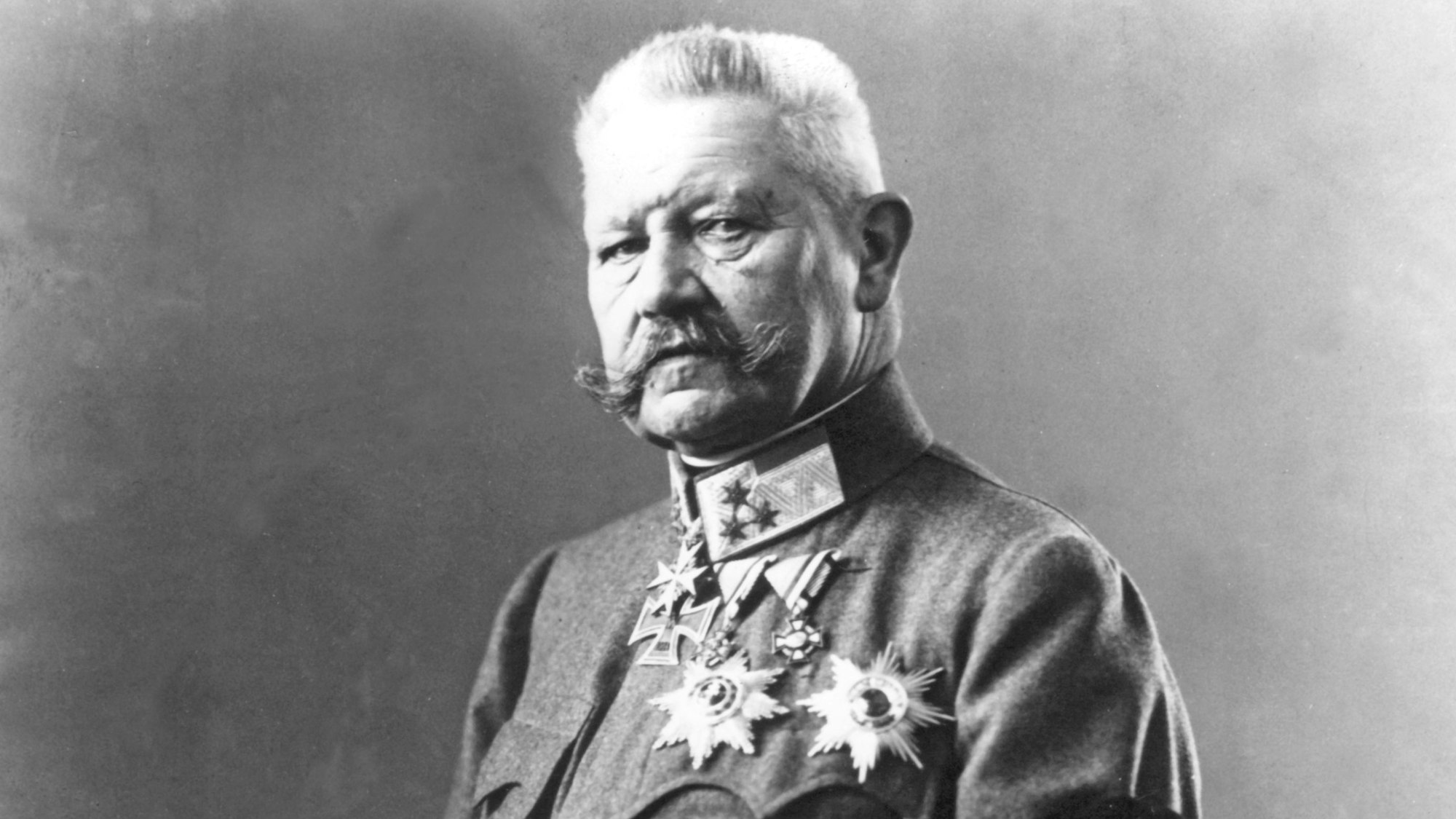 ARCHIV - Undatiertes Archivbild vom früheren Reichspräsidenten Paul von Hindenburg. Hindenburg steht nicht länger auf der Liste der Frankfurter Ehrenbürger. Foto: dpa (zu dpa/lhe «Frankfurt streicht Hindenburg von der Liste der Ehrenbürger» vom 12.06.2015 - nur s/w) +++ dpa-Bildfunk +++