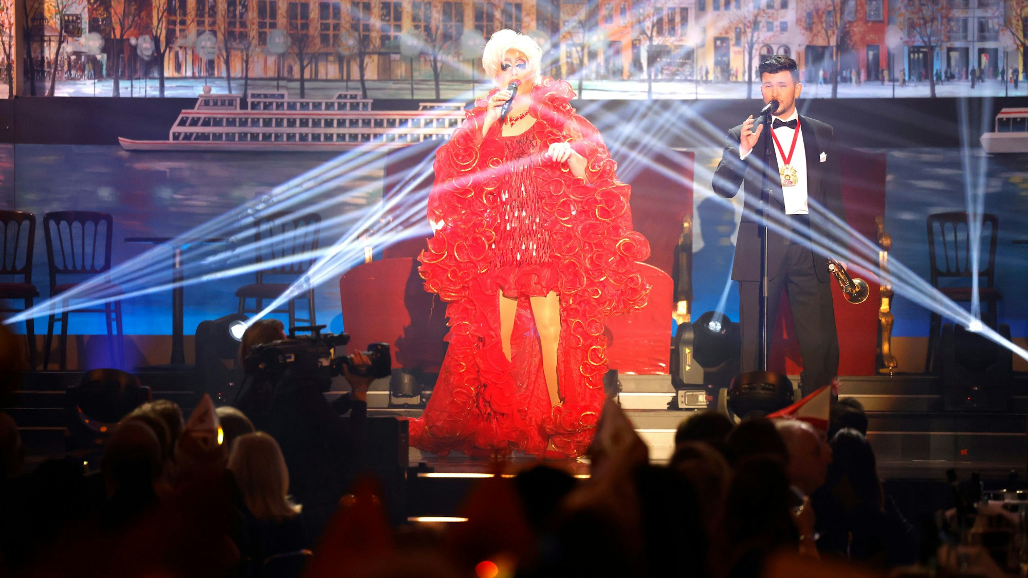 Michael Kuhl und Ken Reise singen auf der Bühne „Karneval, ach Karneval."