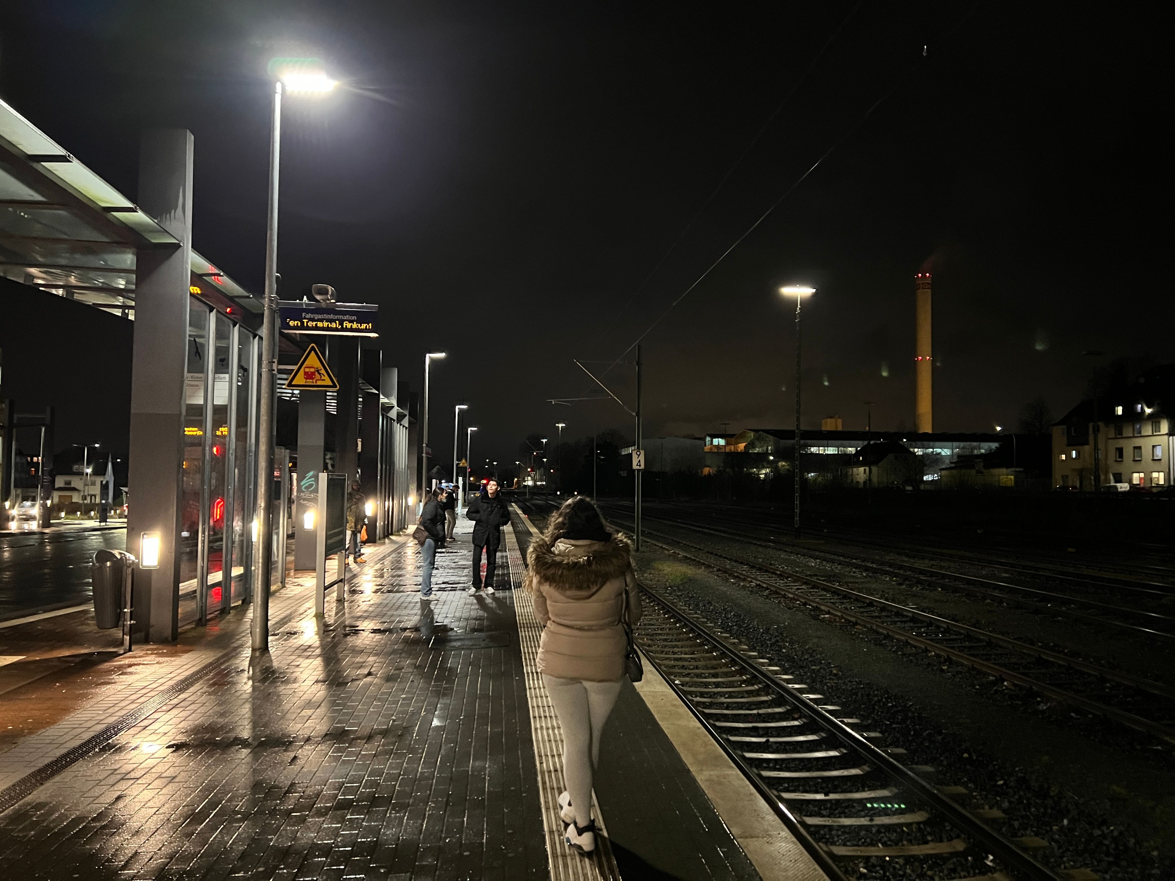 Die Bahnstation der S11 in Bergisch Gladbach im Dunkeln.